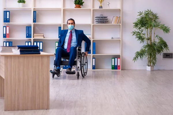 Giovane dipendente disabile durante la pandemia sul posto di lavoro — Foto Stock