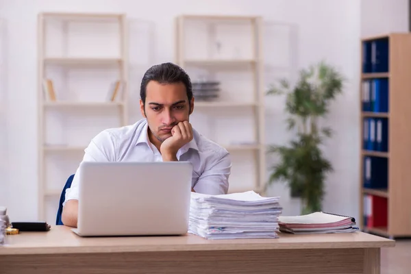 Jovem empresário empregado infeliz com excesso de trabalho no escritório — Fotografia de Stock