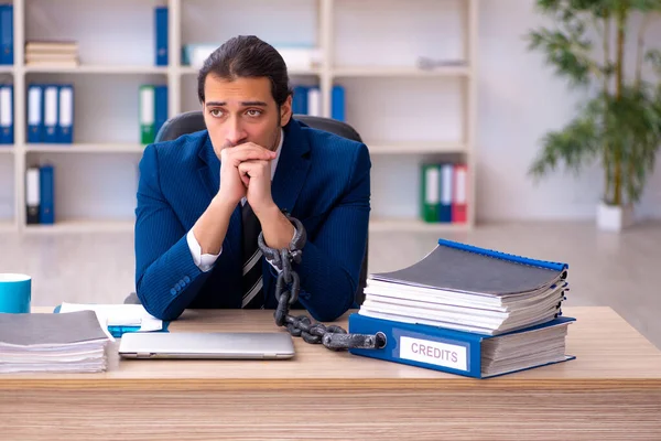 Incatenato dipendente maschio infelice con il lavoro eccessivo in ufficio — Foto Stock