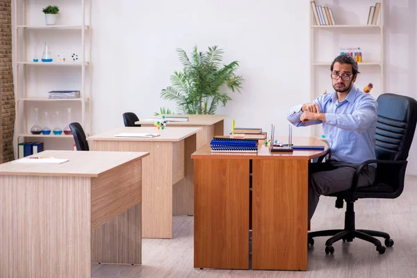 Junge männliche Lehrer während der Pandemie im Klassenzimmer — Stockfoto