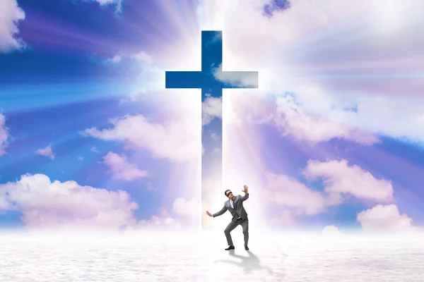 Религиозная концепция с крестом и одиноким человеком — стоковое фото