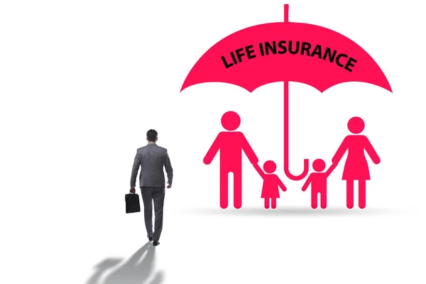 Concept d'assurance vie avec famille sous parapluie — Photo