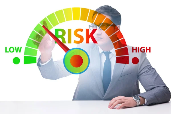 Risk ölçme ve yönetim kavramında iş adamı — Stok fotoğraf