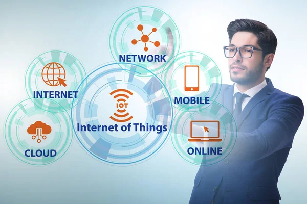 비즈니스 맨 IoT 컨셉트에서 가상 버튼누르기 — 스톡 사진