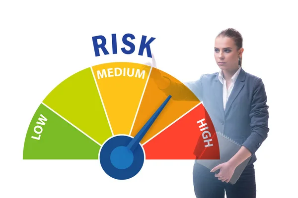 Empresária no conceito de medição e gestão de riscos — Fotografia de Stock
