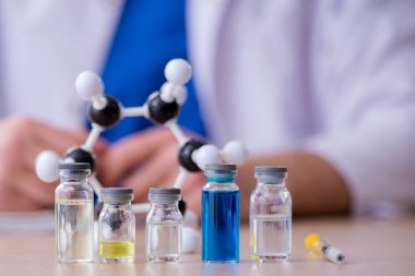 Aşı konseptinde genç bir erkek doktor.