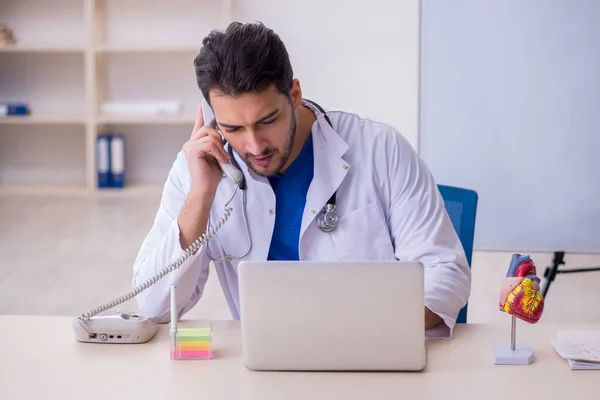 Jonge mannelijke cardioloog in de klas — Stockfoto