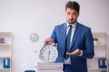 Ofisteki genç erkek çalışan zaman yönetimi konsepti