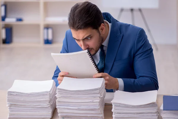 Jeune employé masculin mécontent du travail excessif au bureau — Photo