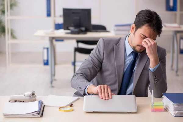 Junge männliche Angestellte im Büro — Stockfoto