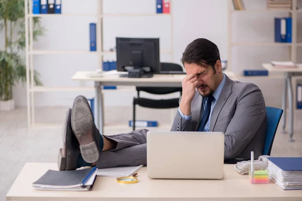 Giovane dipendente maschile che lavora in ufficio — Foto Stock