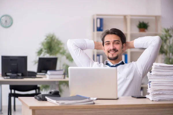 Joven empleado masculino descontento con el trabajo excesivo en la oficina — Foto de Stock