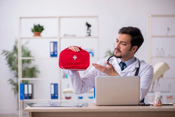 Junger männlicher Rettungssanitäter im Erste-Hilfe-Konzept — Stockfoto