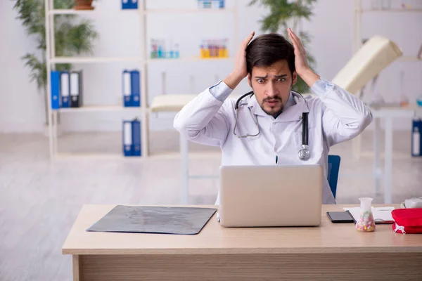 Jovem médico masculino no conceito de telemedicina — Fotografia de Stock