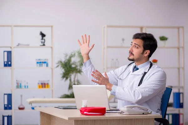 Teletıp konseptinde genç bir doktor. — Stok fotoğraf