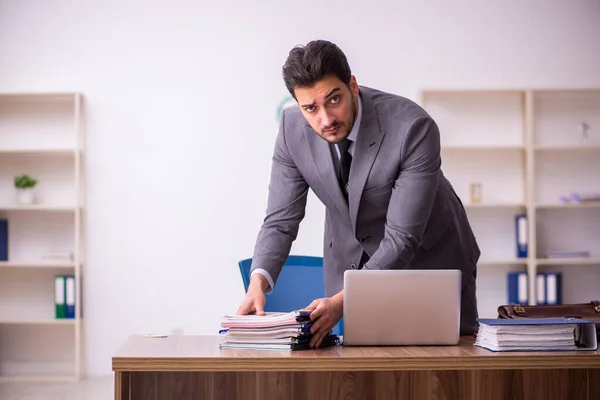 Junge kaufmännische Angestellte im Büro — Stockfoto