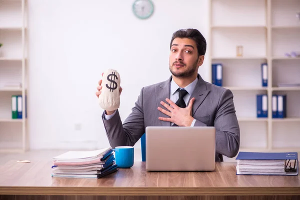 Joven empresario empleado en concepto de remuneración —  Fotos de Stock