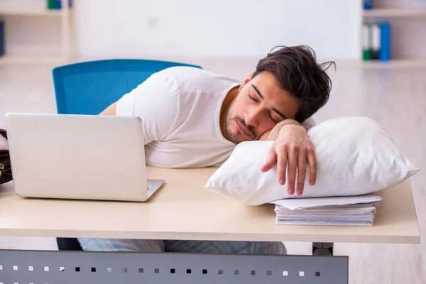 Junge männliche Mitarbeiter kommen direkt aus dem Bett zur Arbeit — Stockfoto