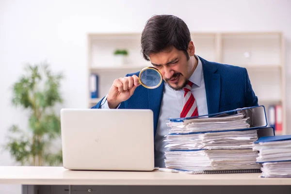 Jovem funcionário masculino infeliz com excesso de trabalho no escritório — Fotografia de Stock