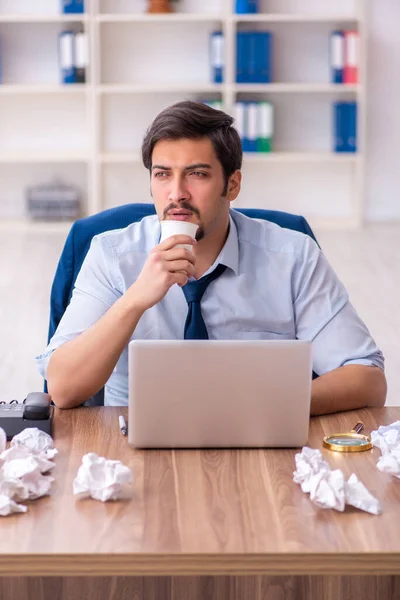 Joven empleado masculino rechazando nuevas ideas en la oficina — Foto de Stock