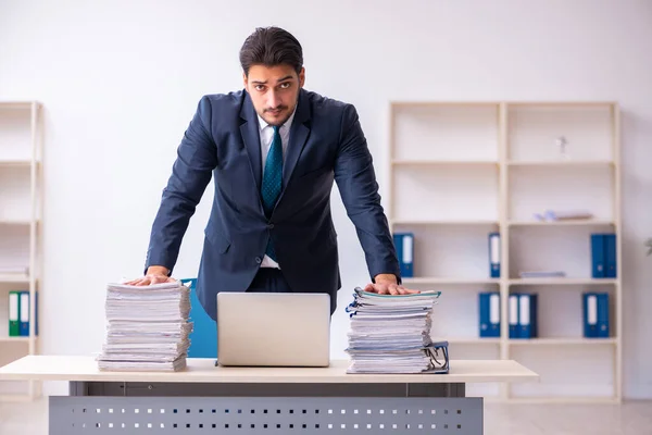 Jeune homme d'affaires employé et trop de travail au bureau — Photo