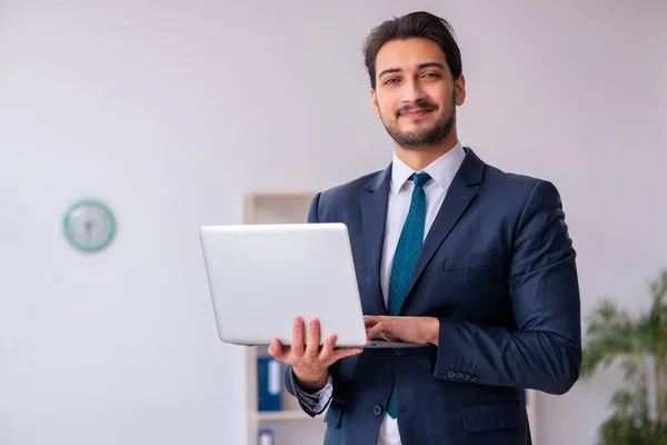 Jeune homme d'affaires beau employé travaillant dans le bureau — Photo