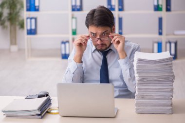 Genç işadamı aşırı çalışmaktan memnun değil.