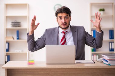 Ofiste çalışan genç işadamı.