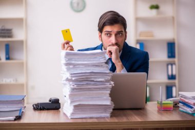 Genç işadamı ofisteki aşırı işten memnun değil.