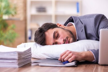 Genç erkek çalışanın uyuyakalma konsepti