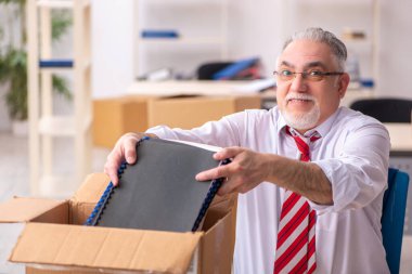 Hareket konseptinde yaşlı erkek çalışan