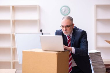 Taşınma konseptinde eski bir işadamı.