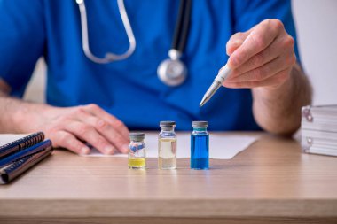 Aşı konseptinde yaşlı bir doktor.