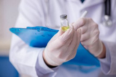 Klinikte çalışan yaşlı erkek doktor.