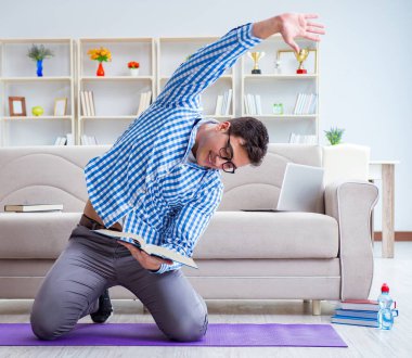 Üniversite sınavlarına hazırlanan genç öğrenci.