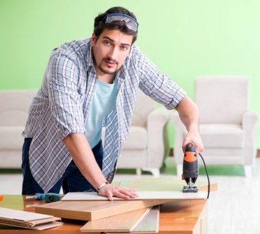 Atölyesinde çalışan marangoz.