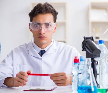 Laboratuvar asistanı su kalitesini test ediyor