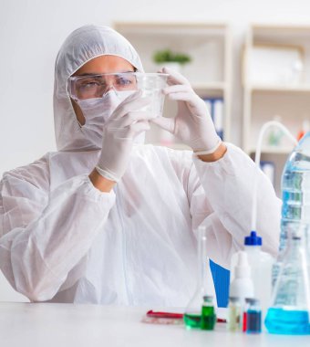 Laboratuvar asistanı su kalitesini test ediyor