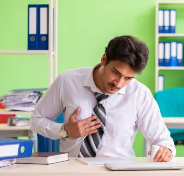 Hasta ve mutsuz iş adamı ofiste oturuyor.