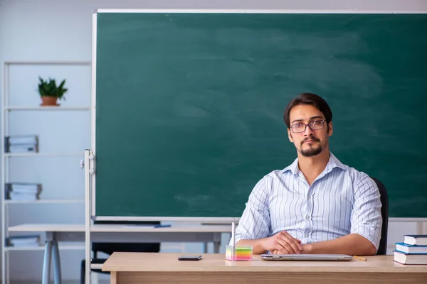 Jonge mannelijke leraar voor schoolbord — Stockfoto