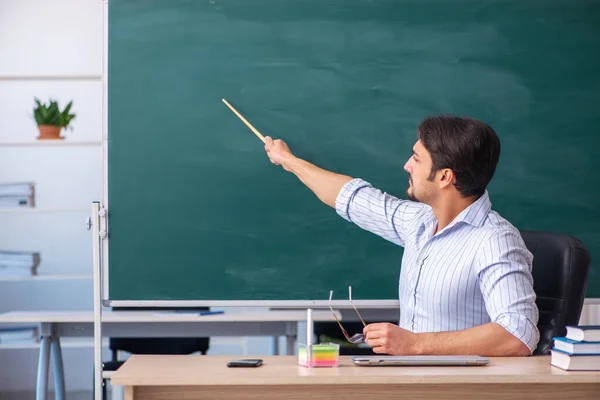 Joven profesor delante de pizarra —  Fotos de Stock