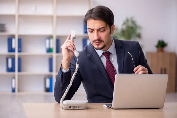 Joven empleado masculino que trabaja en la oficina — Foto de Stock