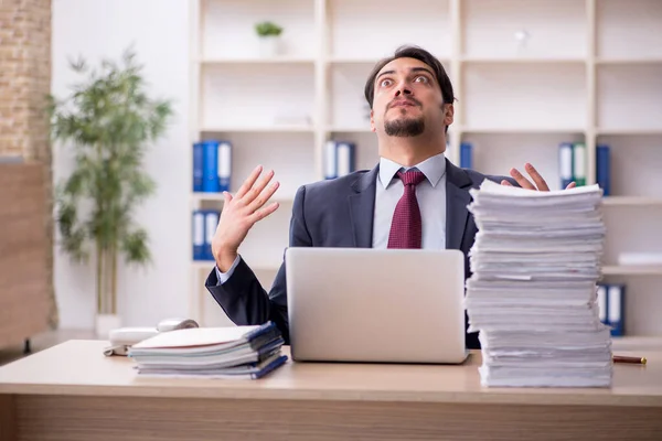 Jonge mannelijke werknemer werkzaam in het kantoor — Stockfoto