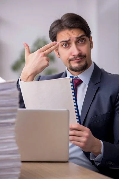 Young male employee working in the office — Stock Photo, Image