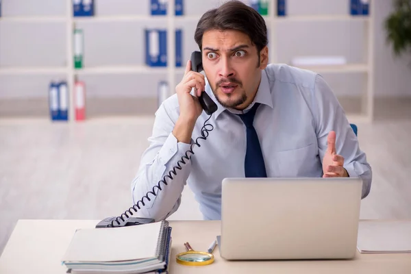 Jovem empresário empregado infeliz com excesso de trabalho no de — Fotografia de Stock