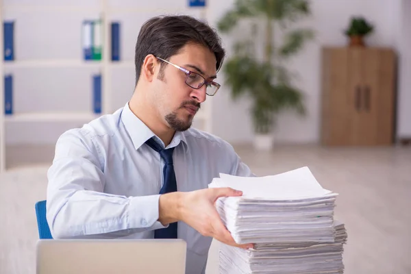 Empleado joven empresario infeliz con el trabajo excesivo en el de — Foto de Stock