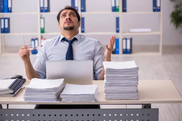 Empleado joven empresario infeliz con el trabajo excesivo en el de — Foto de Stock