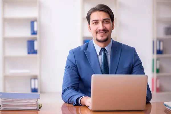 Jonge zakenman werkzaam in het kantoor — Stockfoto