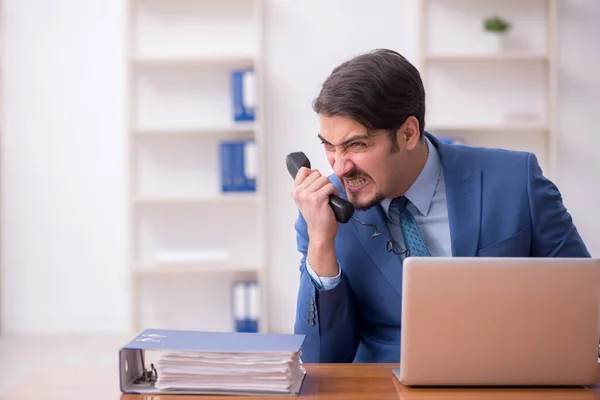 Empleado joven empresario que trabaja en la oficina — Foto de Stock