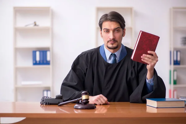 Juez joven trabajando en la sala del tribunal —  Fotos de Stock